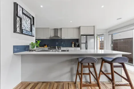 Property photo of 10 Byron Drive Drouin VIC 3818