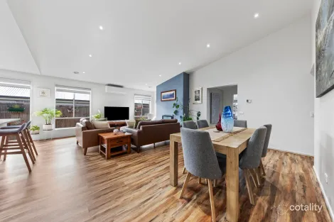 Property photo of 10 Byron Drive Drouin VIC 3818
