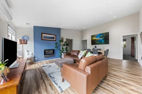 Property photo of 10 Byron Drive Drouin VIC 3818