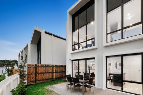 Property photo of 18 Amadeo Way Chirnside Park VIC 3116