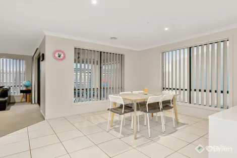 Property photo of 15 Currawong Crescent Pakenham VIC 3810