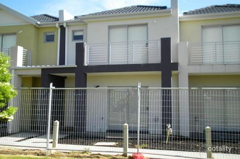 8/11 Howqua Pl, Pakenham, VIC 3810