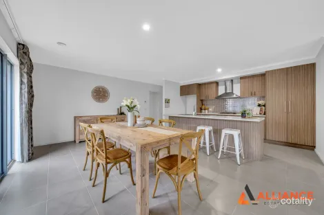 Property photo of 81 Charlbury Crescent Cranbourne North VIC 3977
