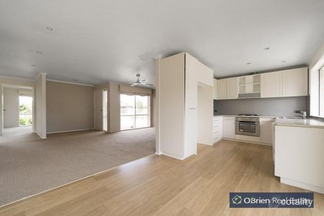 Property photo of 8 Douglas Court Cranbourne West VIC 3977