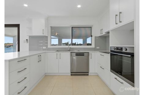 Property photo of 38 Lakeshore Drive Helensvale QLD 4212