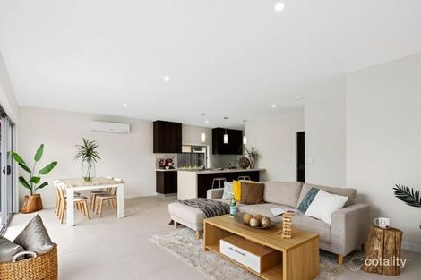 2/8 Nevenia St, Labrador, QLD 4215