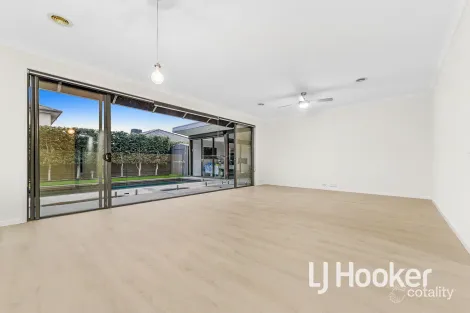 Property photo of 9 Serene Way Clyde North VIC 3978
