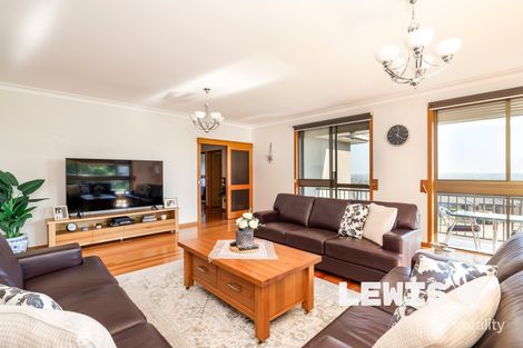 Property photo of 10 Jeffs Court Endeavour Hills VIC 3802