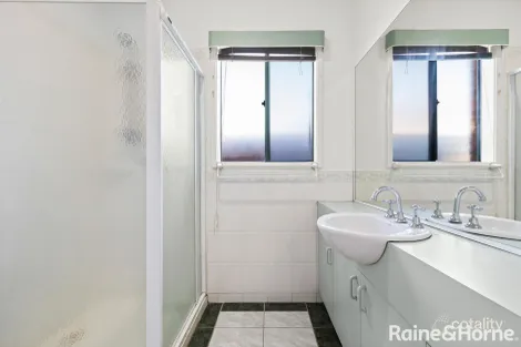 Property photo of 34 Edgecombe Way Roxburgh Park VIC 3064