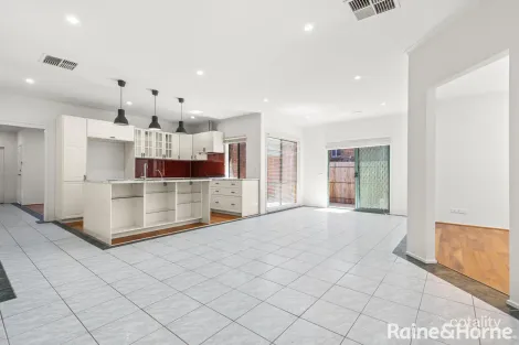 Property photo of 34 Edgecombe Way Roxburgh Park VIC 3064