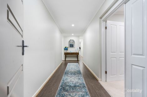 Property photo of 18 Miro Way Fraser Rise VIC 3336