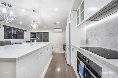 Property photo of 18 Miro Way Fraser Rise VIC 3336