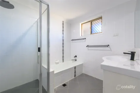 Property photo of 1 Bellemere Court Boyne Island QLD 4680