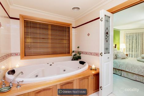 Property photo of 8 Lyrebird Gardens Berwick VIC 3806