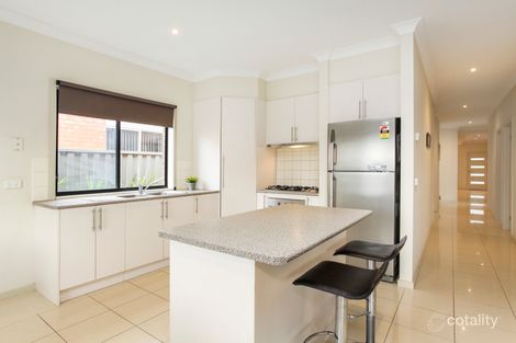Property photo of 7 Viewbank Walk Caroline Springs VIC 3023