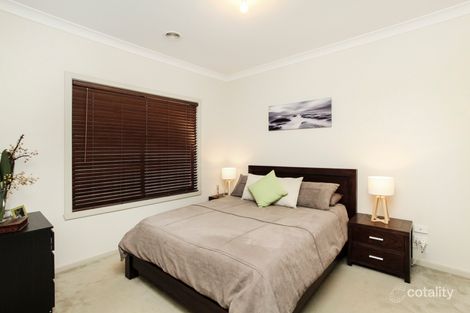 Property photo of 7 Viewbank Walk Caroline Springs VIC 3023