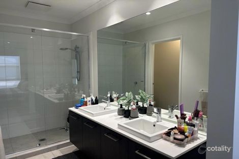 Property photo of 14 Gossia Avenue Craigieburn VIC 3064