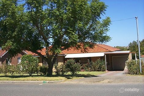 17 Redwood Cres, Melville, WA 6156