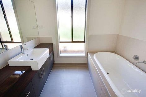 Property photo of 7 Waterside Drive Drouin VIC 3818