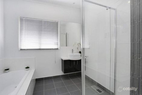 Property photo of 1/2 Wendover Court Mount Waverley VIC 3149