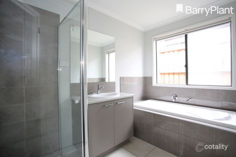 Property photo of 5 Guinea Flower Drive Cranbourne West VIC 3977