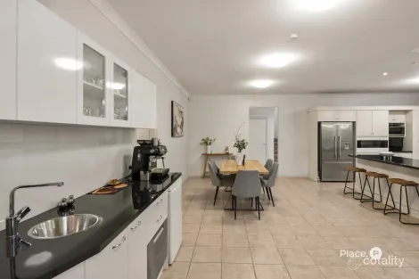 Property photo of 17 Windermere Crescent Carindale QLD 4152