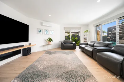 Property photo of 8 Seabreeze Street Paradise Point QLD 4216