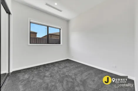 Property photo of 32 Shearjoy Loop Clyde North VIC 3978