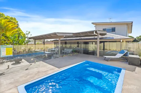 Property photo of 2 Namoi Close Bateau Bay NSW 2261