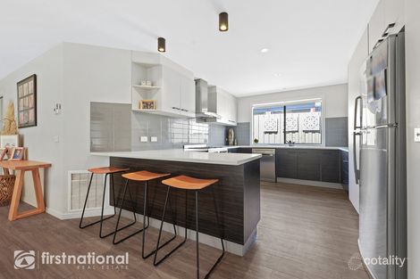 Property photo of 12 Chiswick Crescent Drouin VIC 3818