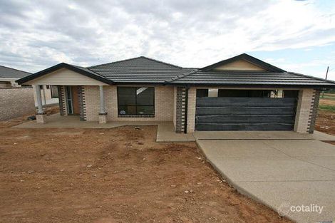 Property photo of 2 Deakin Avenue Lloyd NSW 2650