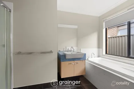 Property photo of 33 Greenaway Terrace Cranbourne East VIC 3977