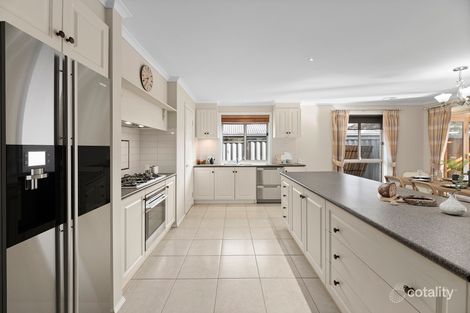Property photo of 34 Lucerne Circuit Pakenham VIC 3810