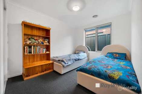 Property photo of 30 Lanthorn Crescent Cranbourne East VIC 3977