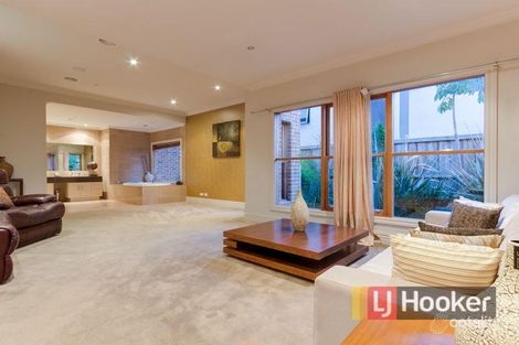Property photo of 1 William Road Berwick VIC 3806