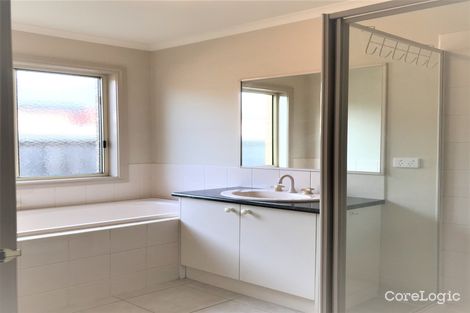 Property photo of 21 Glenisla Way Berwick VIC 3806