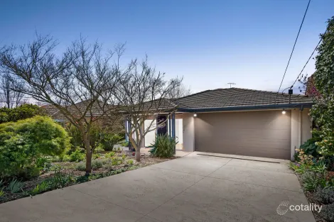 10 COLLEGIAN AVE, STRATHMORE, VIC 3041
