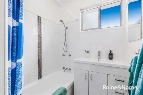 Property photo of 63 Roseneath Parade Wynnum West QLD 4178