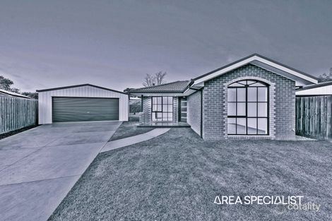 Property photo of 24 Gullquist Way Pakenham VIC 3810