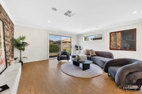 Property photo of 13 Edwin Close Manor Lakes VIC 3024