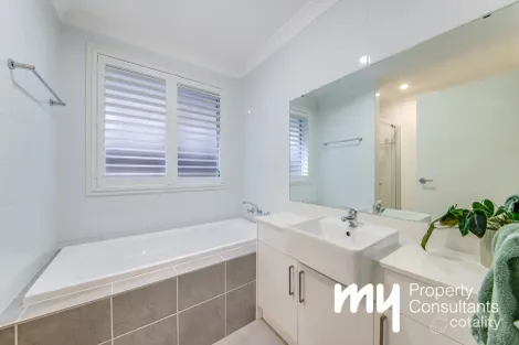 Property photo of 25 Downing Way Gledswood Hills NSW 2557