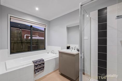 Property photo of 81 Sandalwood Drive Pakenham VIC 3810