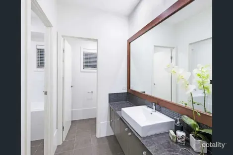 Property photo of 62 Chatsworth Road Greenslopes QLD 4120