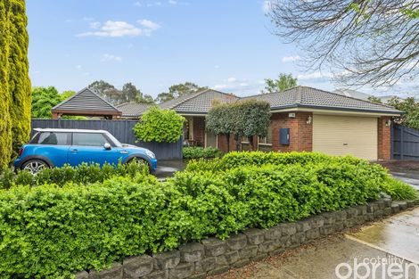 27 PARKWOOD AVE, NARRE WARREN SOUTH, VIC 3805