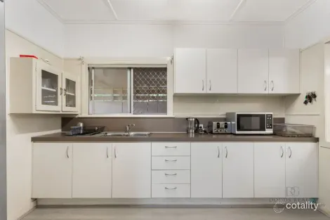 Property photo of 31 Crown Street Silkstone QLD 4304