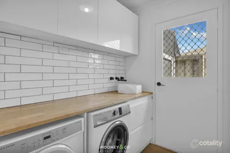 Property photo of 16 Dryandra Place Cranbourne VIC 3977