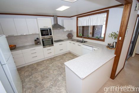 Property photo of 8 Jarvis Place Griffith NSW 2680
