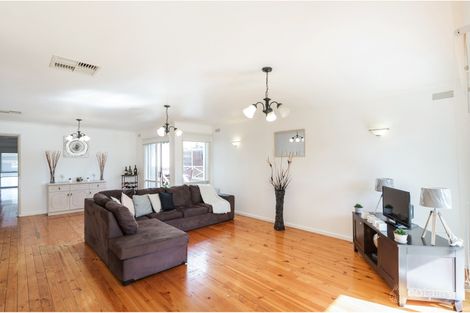 Property photo of 30 Trentham Drive Gladstone Park VIC 3043