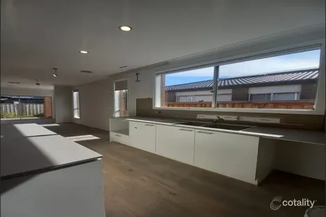 Property photo of 5 Pippen Loop Deanside VIC 3336