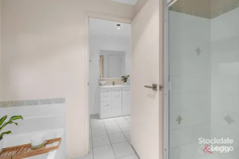 Property photo of 8 Howqua Place Cranbourne VIC 3977
